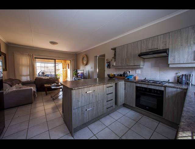 2 BEDROOM SECTIONAL TITLE TO LET IN WILGEHEUWEL